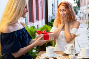 Quel cadeau choisir pour sa meilleure amie : conseils et astuces